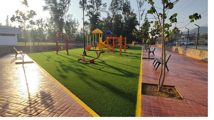 Parque público con instalación de pasto sintético EasyGarden — área recreativa y deportiva